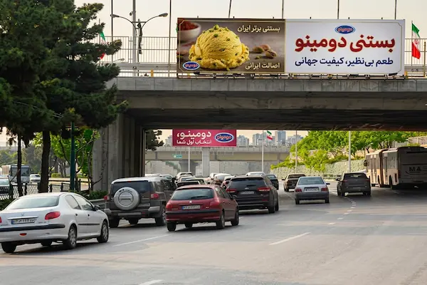 تبلیغات محیطی (OOH) چیست؟ جامعترین راهنمای انواع تبلیغات محیطی، مزایا و کاربردها 7 عرشه پل