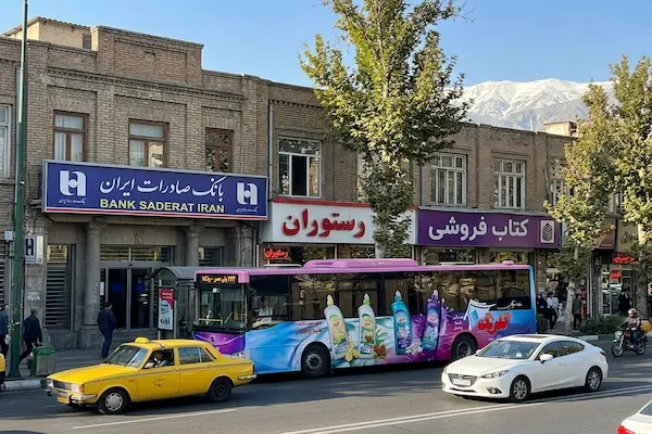 تبلیغات محیطی (OOH) چیست؟ جامعترین راهنمای انواع تبلیغات محیطی، مزایا و کاربردها 11 تبلیغات روی اتوبوس
